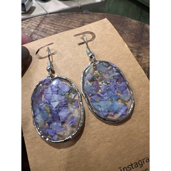 Handmade resin earrings purple flowers - Picture 2 of 2